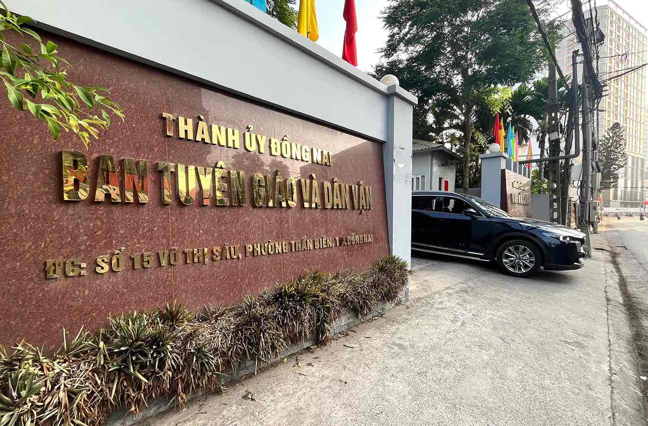 Bảng tên mới Ban Tuyên giáo và Dân vận thành phố Đồng Nai sáng 30.4. Ảnh: HAC