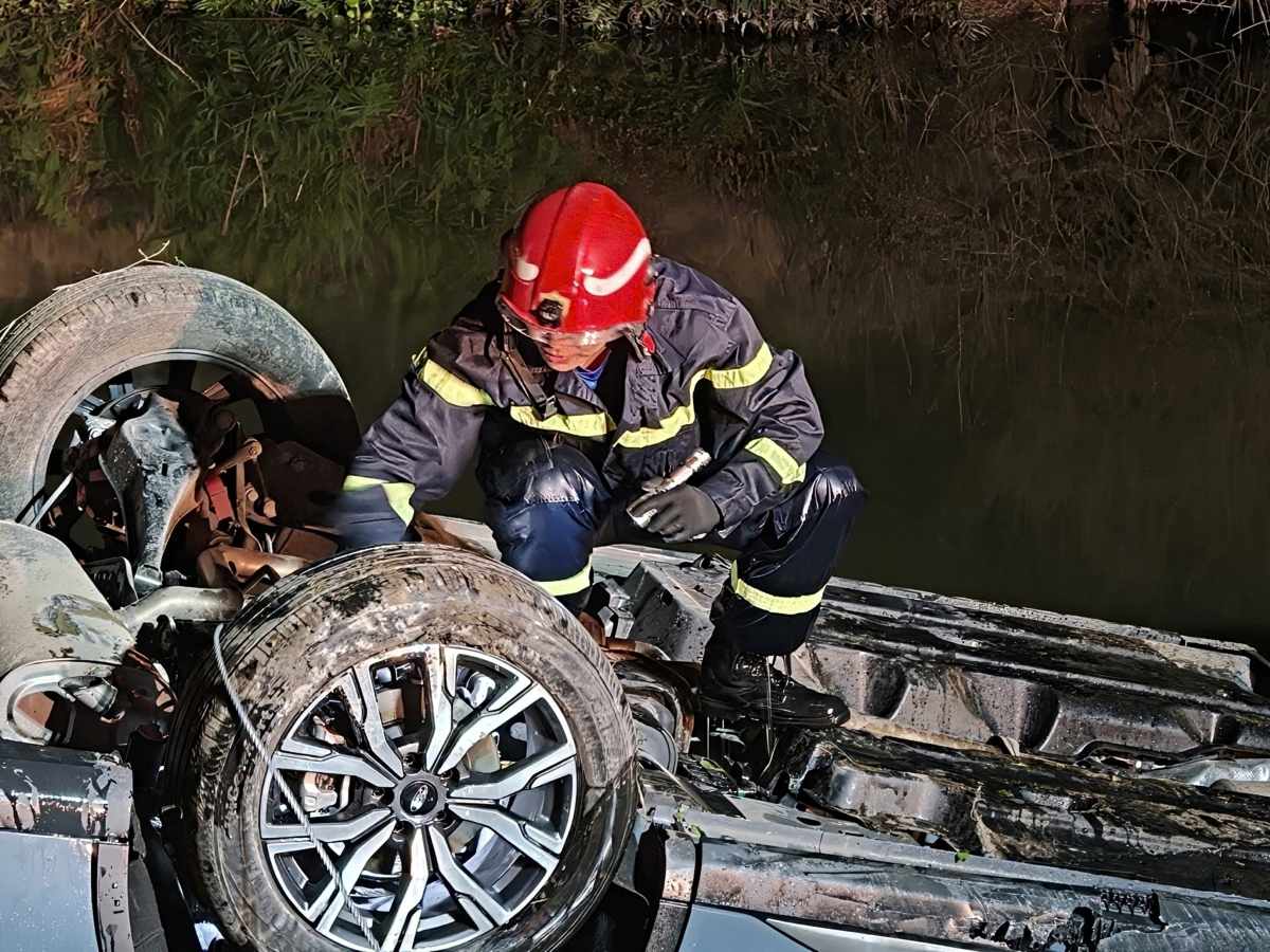 Xe ô tô lao xuống mương nước tại thôn Hạ Câu, xã An Quang, TP Hải Phòng. Ảnh: Công an Hải Phòng