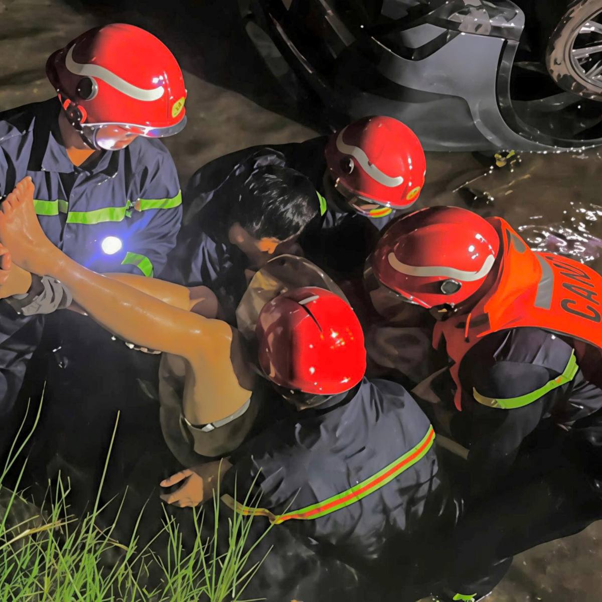 The victim was safely removed from the car and transferred to An Lao Medical Center for emergency treatment. Photo: Hai Phong Police