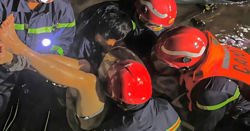 Hải Phòng: Xe lật xuống mương ngày 30/4, tài xế may mắn thoát chết