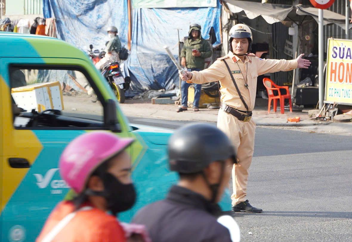Lực lượng CSGT có mặt tại nhiều giao lộ trọng điểm để phân luồng, điều tiết giao thông. Một số điểm được điều chỉnh đèn tín hiệu, hướng dẫn phương tiện di chuyển theo từng đợt nhằm giảm áp lực.