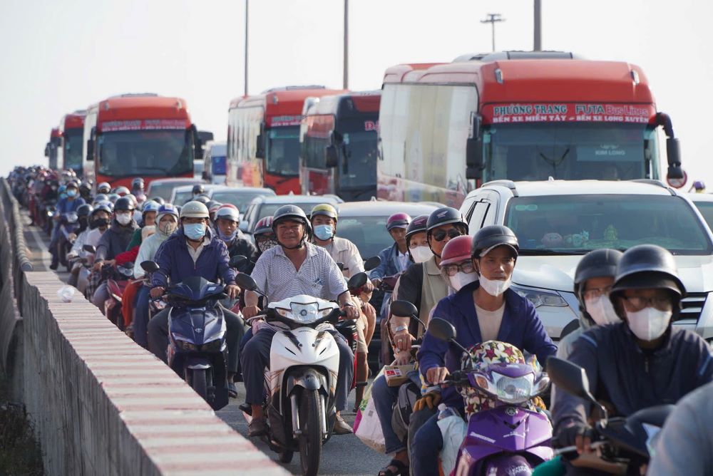 Phương tiện ken đặc, di chuyển chậm trên cầu vượt nút giao Bình Thuận hướng về các tỉnh miền Tây.