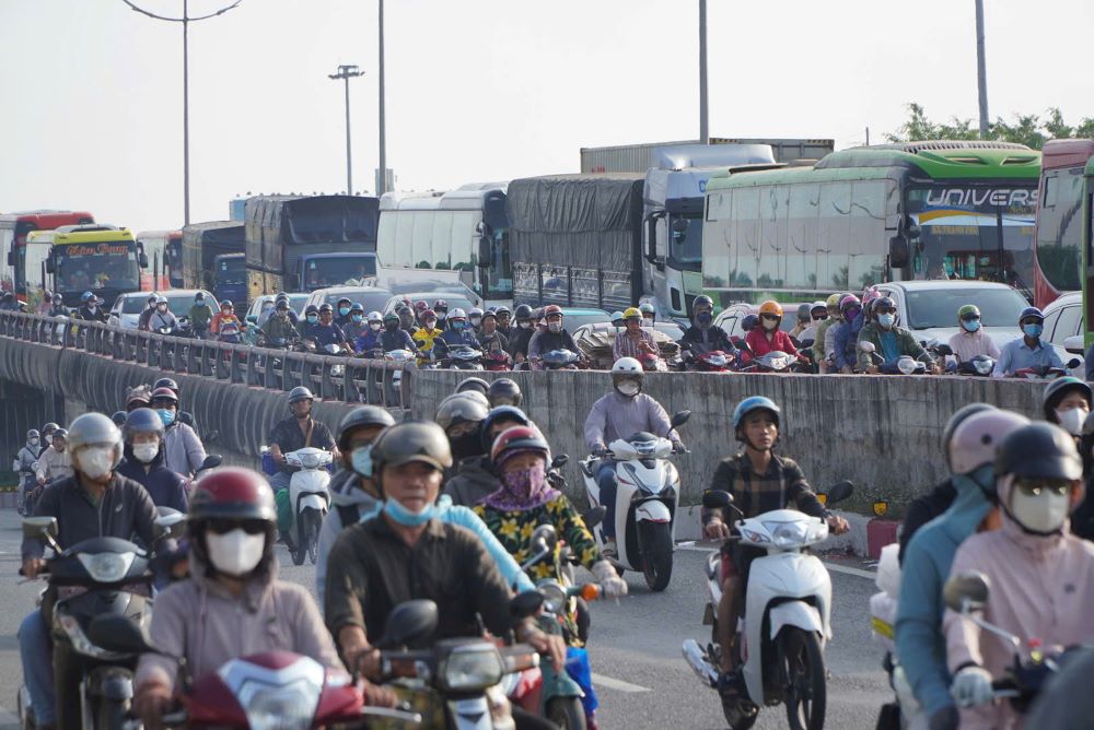 Sáng 30.4, ngày đầu kỳ nghỉ lễ 30.4 - 1.5, khu vực cửa ngõ phía Tây TPHCM ghi nhận tình trạng phương tiện tăng đột biến, gây ùn ứ kéo dài trên Quốc lộ 1, hướng từ trung tâm thành phố đi các tỉnh miền Tây.