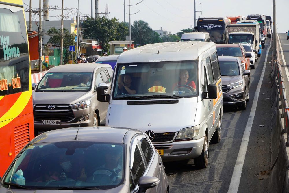 Phương tiện “Gia đình tôi về quê ở Bến Tre nghỉ lễ nên mang theo khá nhiều đồ đạc. Đi từ sớm nhưng vẫn gặp cảnh kẹt xe kéo dài, lại chở theo con nhỏ nên di chuyển rất vất vả,” anh Trần Minh Tuấn (32 tuổi) cho biết.