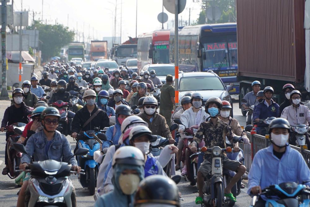 Dự báo, tình trạng ùn ứ tại cửa ngõ phía Tây TPHCM có thể còn kéo dài đến trưa cùng ngày, khi nhu cầu về quê nghỉ lễ vẫn tiếp tục tăng cao. 