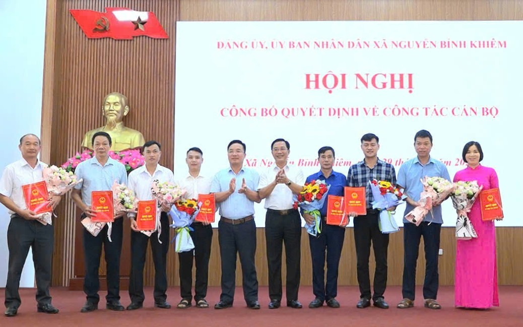 Nguyen Binh Khiem commune announces the decision to transfer and appoint officials. Photo: Nguyen Binh Khiem commune