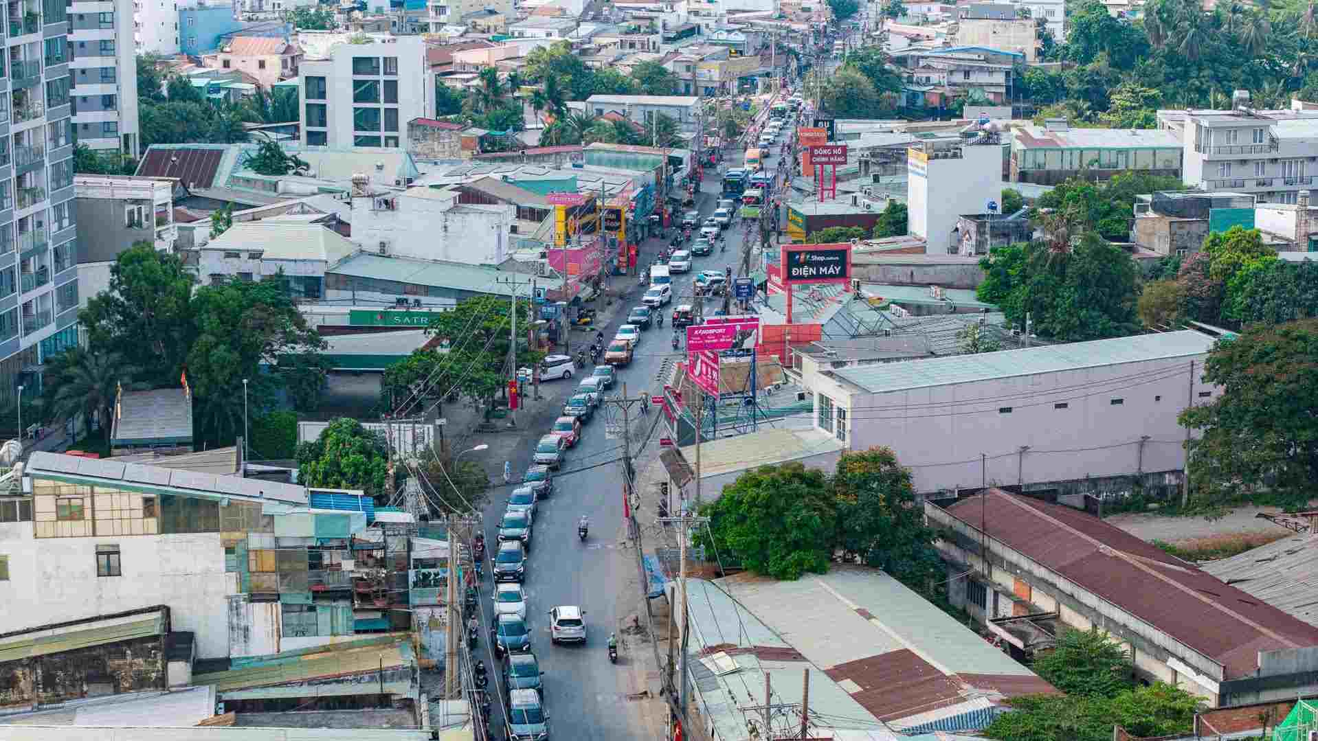 Khu vực đường Nguyễn Thị Định hướng về nút giao An Phú dòng xe cũng kéo dài hàng km. Ảnh: Anh Tú