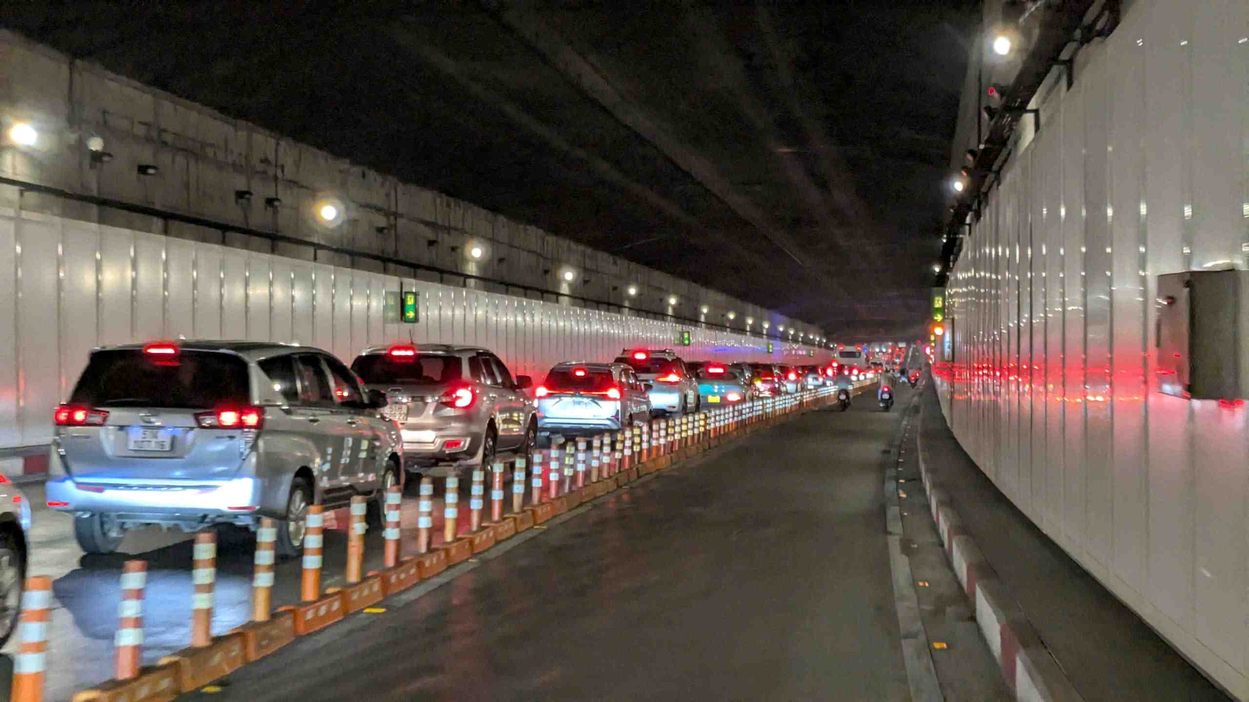 Dòng xe nối đuôi nhau tại hầm Thủ Thiêm hướng về nút giao An Phú. Ảnh: Anh Tú