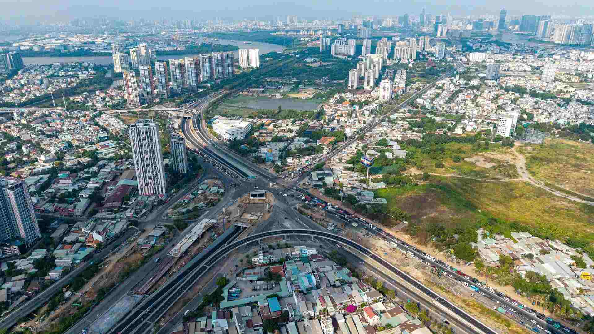 Ùn tắc tại khu vực nút giao An Phú. Ảnh: Anh Tú