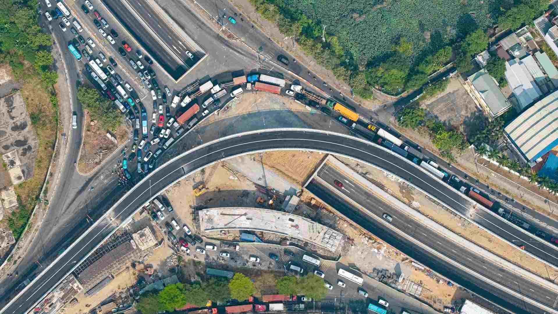 Tại khu vực nút giao Mai Chí Thọ và đường Đồng Văn cống cũng kẹt cứng. Ảnh: Anh Tú