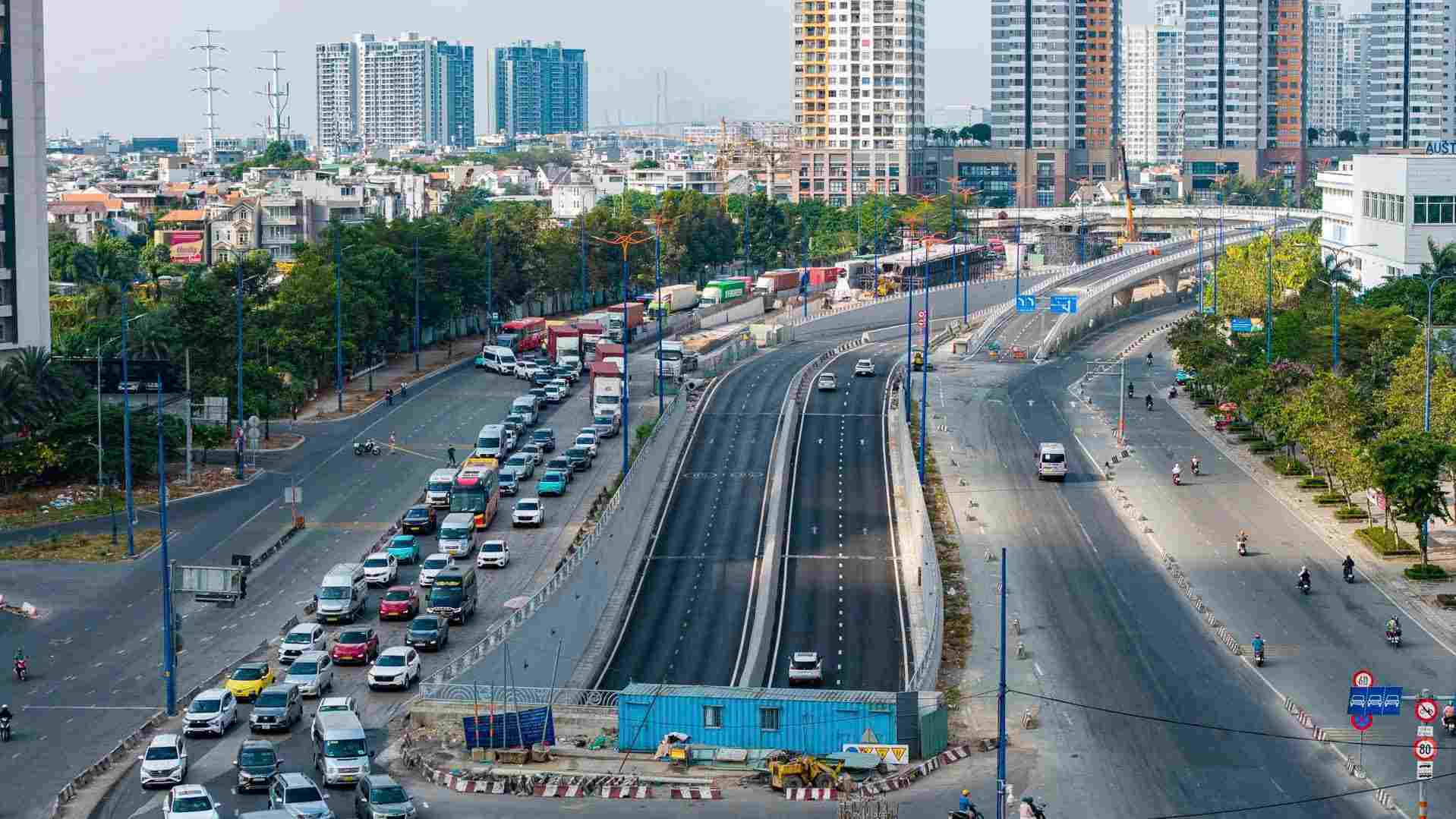 Hầm chui bị chặn một chiều hướng từ Mai Chí Thọ lên đường dẫn cao tốc. Ảnh: Anh Tú