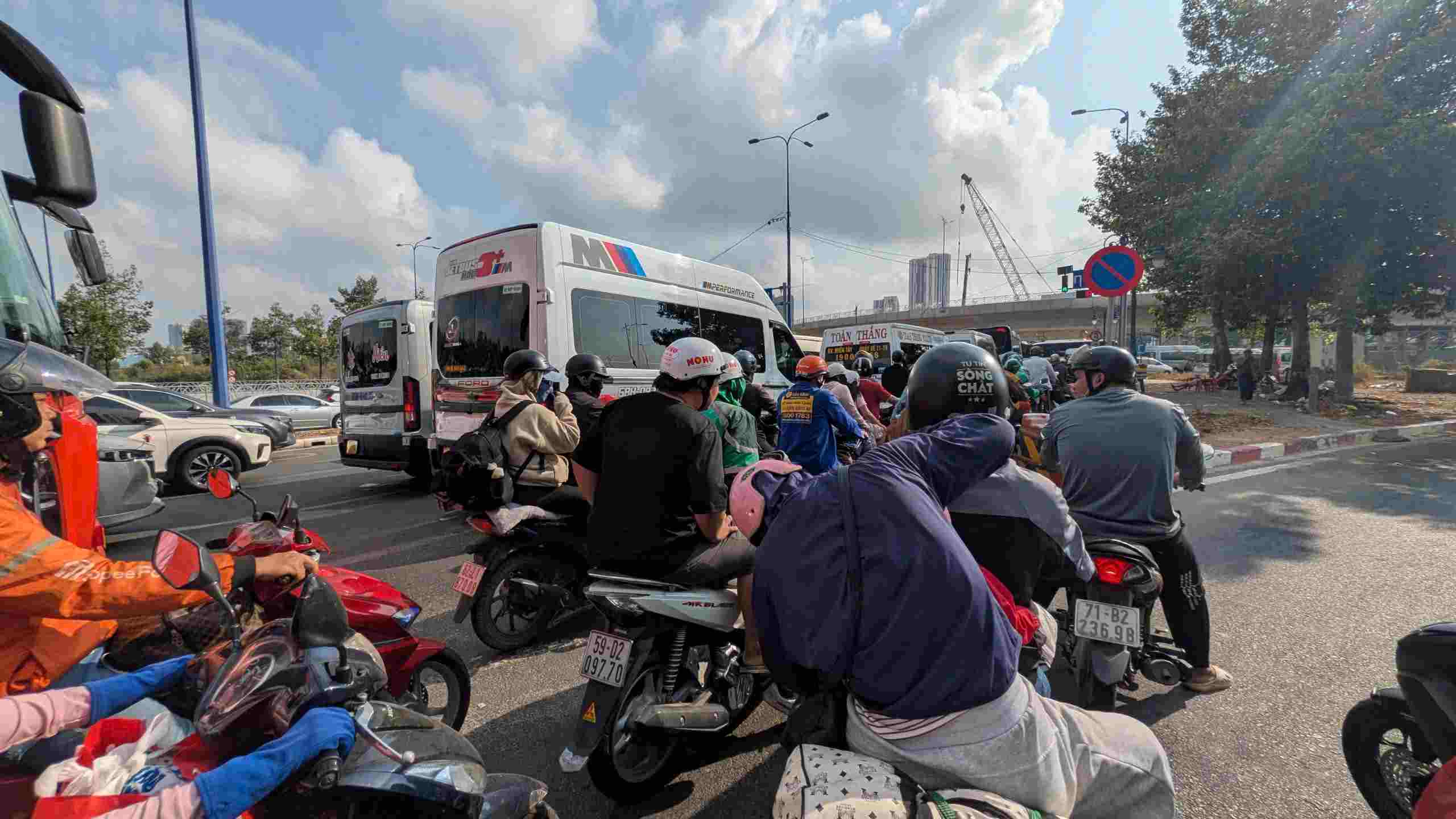 Ùn tắc tại đường Mai Chí Thọ hướng về nút giao An Phú. Ảnh: Anh Tú