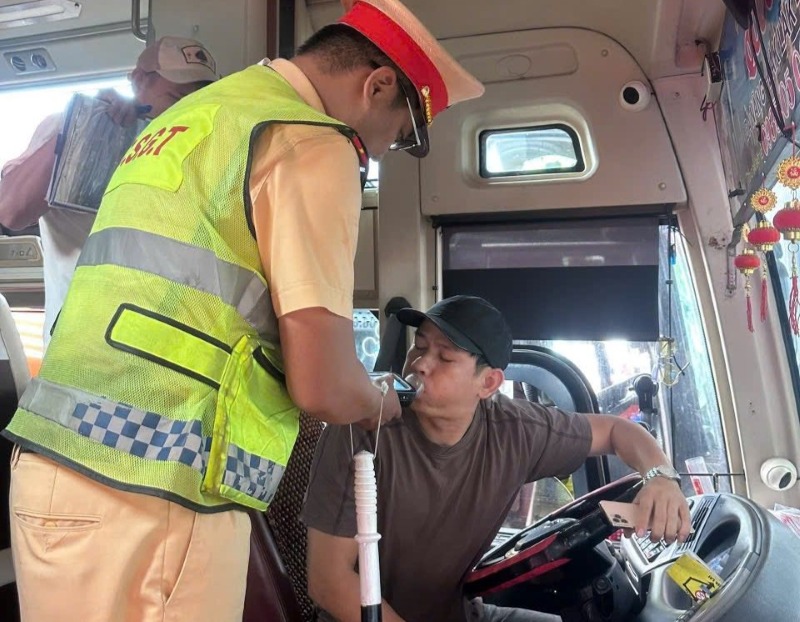 CSGT Đà Nẵng ra quân giữ an toàn giao thông suốt kỳ nghỉ lễ 30.4 - 1.5. Ảnh: CACC