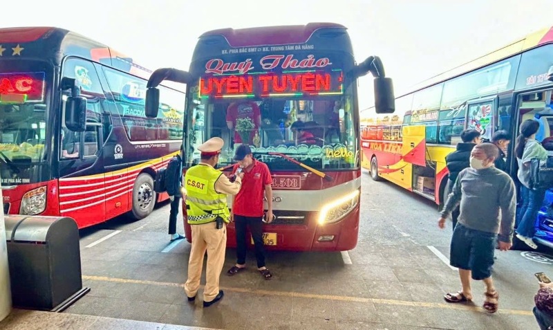 CSGT Đà Nẵng kiểm tra nồng độ cồn tài xế tại bến xe trước khi xuất bến, đảm bảo an toàn cho hành khách. Ảnh: Trường An