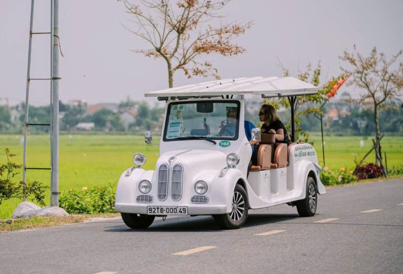 CSGT Đà Nẵng siết chặt giao thông đối với xe điện du lịch ở Hội An, phòng tai nạn từ sớm dịp lễ. Ảnh: Trường An