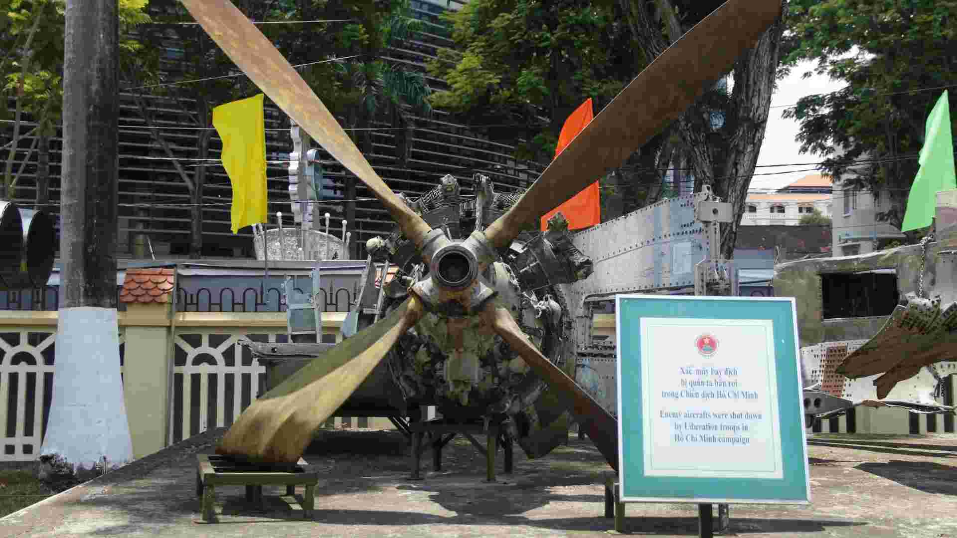 Trong ảnh là xác một chiếc máy bay của đối phương bị bắn rơi. 