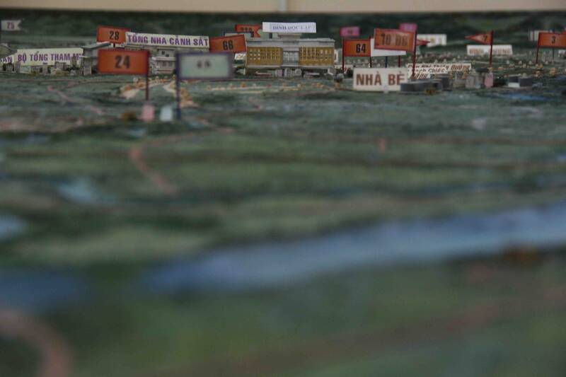 Chiếc sa bàn lớn mô tả lại những diễn biến chính của chiến dịch Hồ Chí Minh. 