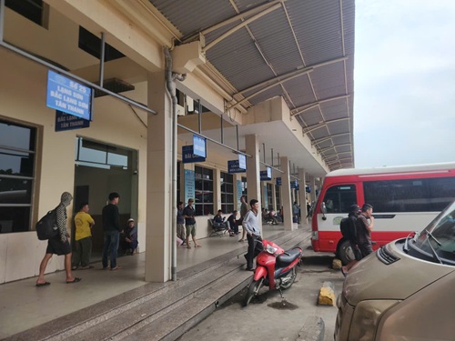 Giá nhiên liệu tăng, nhiều đơn vị vận tải khách vẫn chưa giảm giá vé. Ảnh Minh Hạnh 