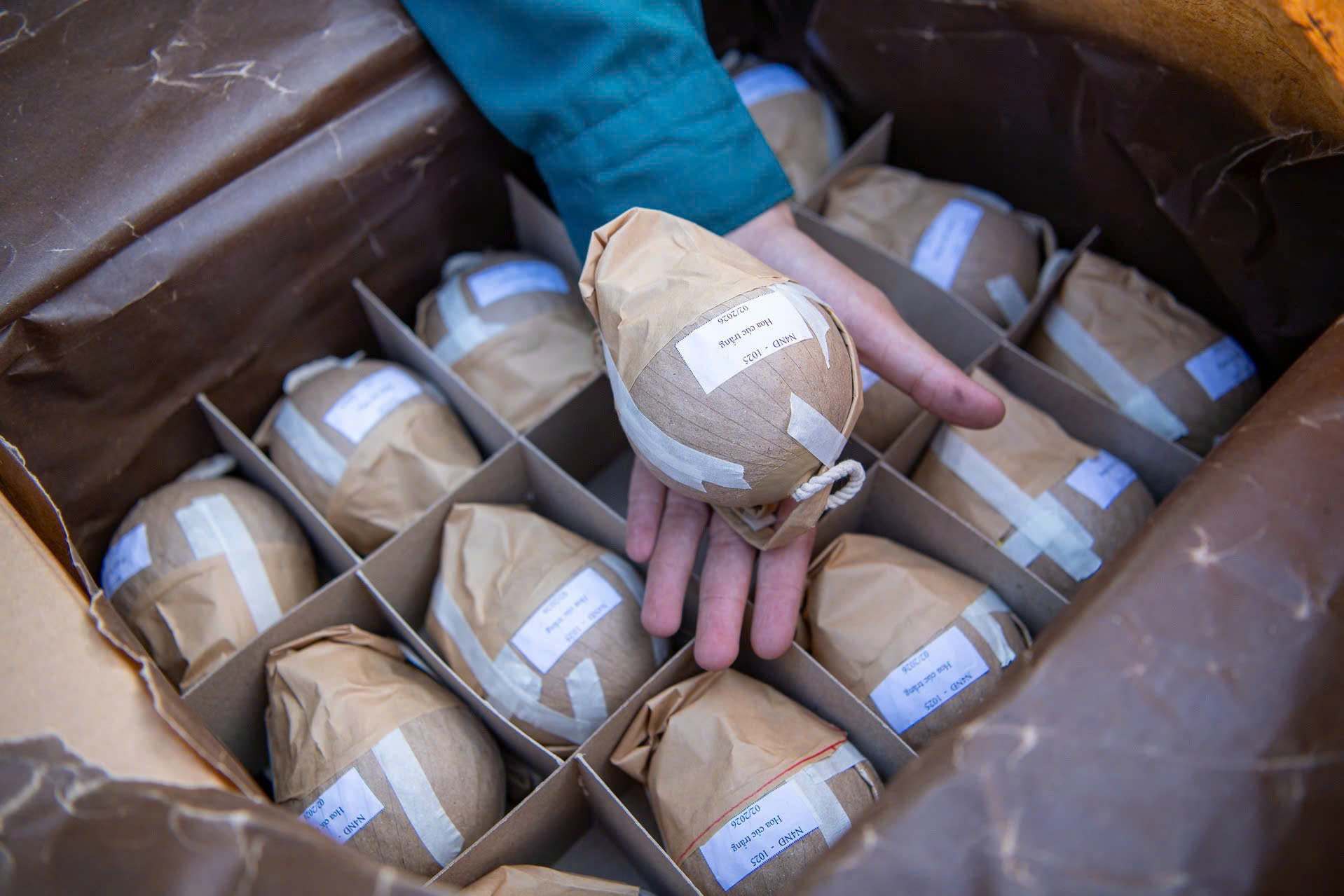 Hàng ngàn ống pháo cùng các trang thiết bị kỹ thuật chuyên dụng được lực lượng chức năng tập kết, bốc dỡ cẩn thận vào đúng vị trí thiết kế. Ảnh: Anh Tú