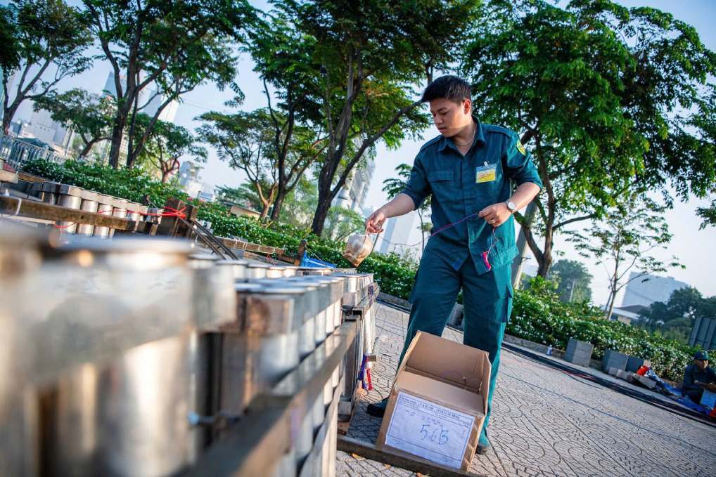 Urgent atmosphere at fireworks display sites in Ho Chi Minh City before the night of April 30. Photo: Thai Bao