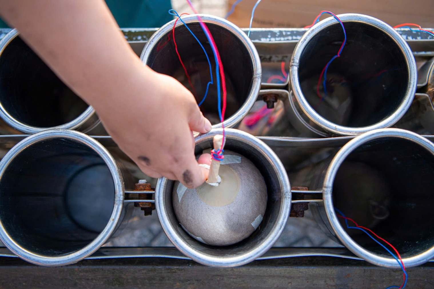 Việc đưa những quả pháo tầm cao vào nòng đòi hỏi sự tập trung cao độ và tuân thủ chặt chẽ các quy định về an toàn cháy nổ.