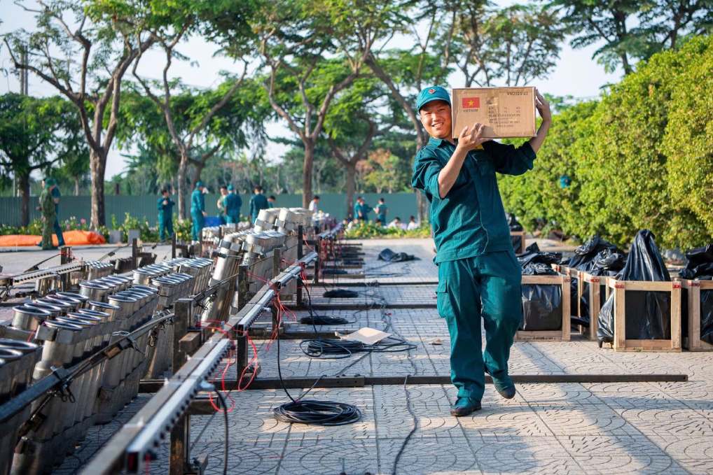 Ghi nhận từ rạng sáng ngày 30.4 tại khu vực hầm vượt sông Sài Gòn (phía bờ Thủ Thiêm), không khí thi công trận địa pháo hoa tầm cao đã diễn ra vô cùng khẩn trương. Ảnh: Thái Bảo