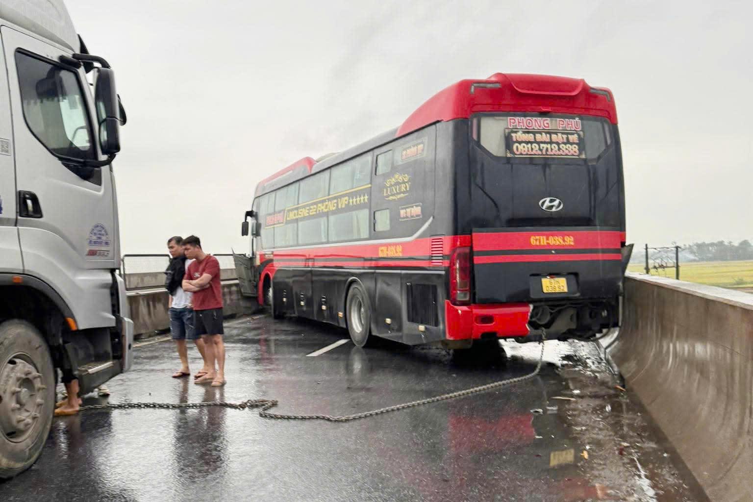 Scène de l'accident de bus bloquant l'autoroute de Hà Tĩnh. Photo: Đức Tuấn
