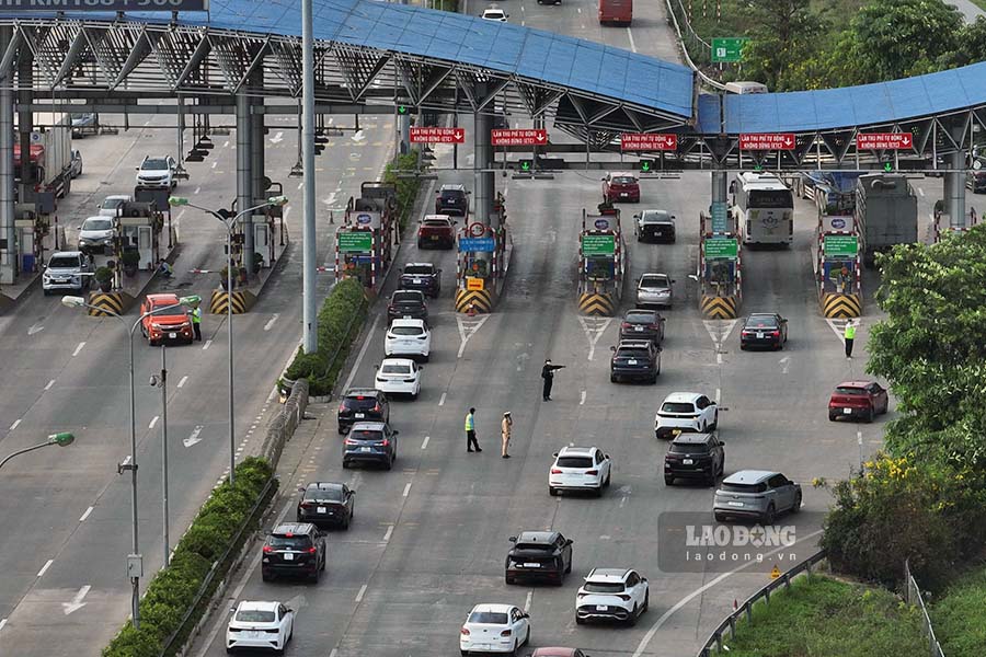 Lực lượng chức năng tổ chức điều tiết phương tiện qua trạm thu phí Pháp Vân. Người dân khi có nhu cầu di chuyển trên các tuyến cao tốc chú ý chấp hành hướng dẫn phân luồng, giữ khoảng cách an toàn, chủ động cập nhật tình hình giao thông để lựa chọn lộ trình phù hợp, góp phần giảm ùn tắc và đảm bảo hành trình thông suốt.