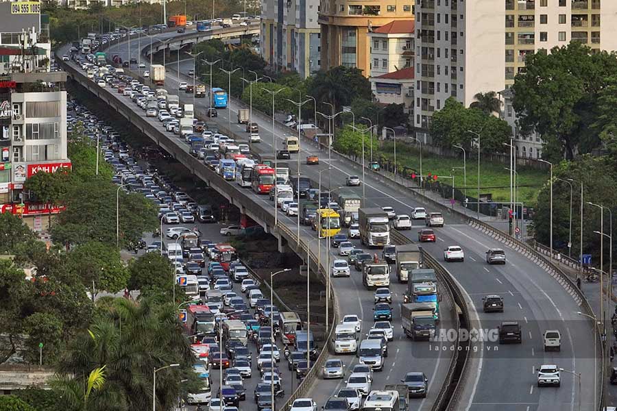 Cả vành đai 3 trên cao và dưới thấp đều có mật độ phương tiện lớn trong sáng 30.4 - ngày đầu của kỳ nghỉ lễ 30.4, 1.5. Đặc biệt đoạn từ Khuất Duy Tiến đến Linh Đàm.