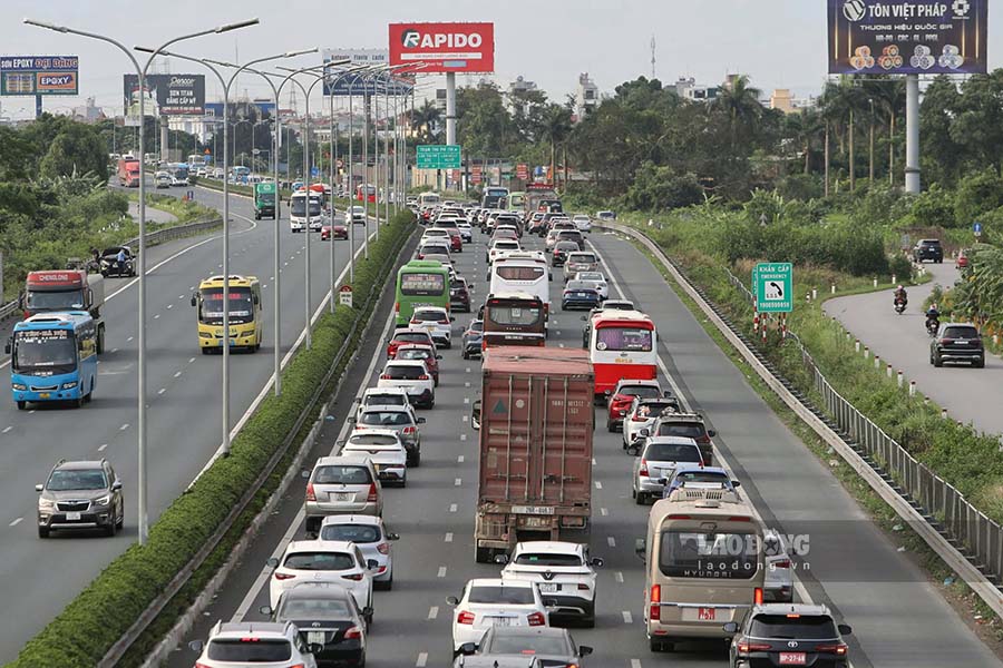 Tình trạng ùn ứ xảy ra đoạn đầu cao tốc Pháp Vân - Cầu Giẽ (hướng đi các tỉnh phía Nam), các phương tiện di chuyển chậm.