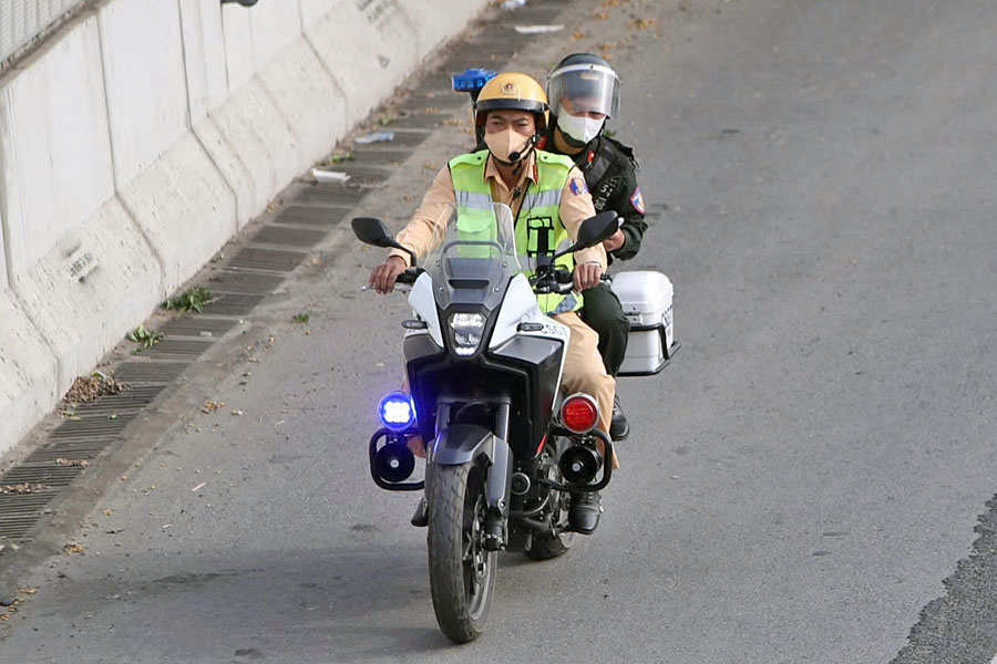 Nhiều tổ cảnh sát được bố trí tuần tra liên tục bằng môtô chuyên dụng đoạn đầu cao tốc Pháp Vân - Cầu Giẽ nhằm kịp thời giải quyết các sự cố và nhắc nhở tài xế chấp hành luật.
