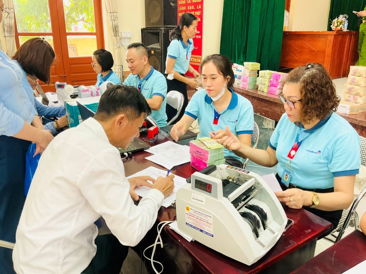 Households receive compensation and support funds for project implementation. Photo: Nghi Duong Commune - Hai Phong City