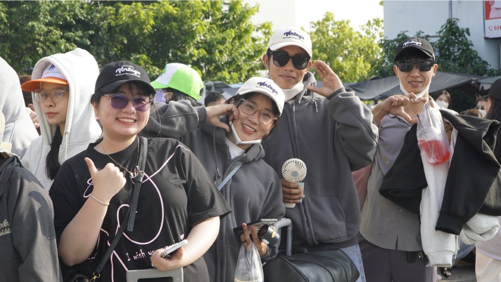 Nhóm của chị Nguyễn Thị Thanh Ngân, du khách đến từ Đồng Tháp hào hứng chuẩn bị xuống tàu đi Nam Du. Ảnh: Nguyên Anh