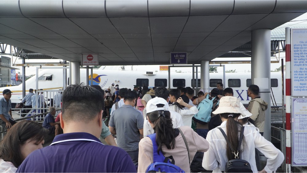 Khu vực các cầu cảng xuống tàu có rất đông hành khách trong ngày đầu nghỉ lễ. Ảnh: Nguyên Anh