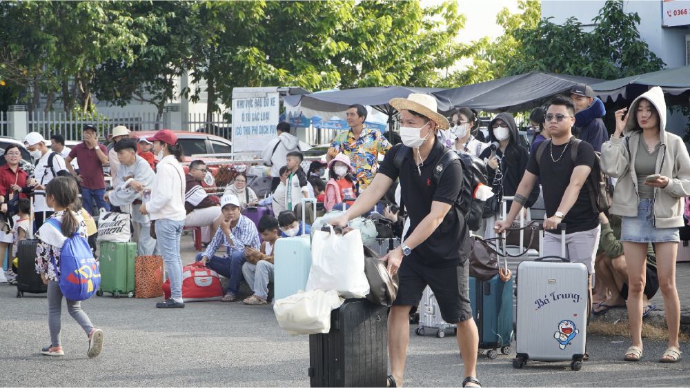 Tourists arrived early at the pier to Phu Quoc and the islands of An Giang on the first day of the 30th holiday. Photo: Nguyen Anh