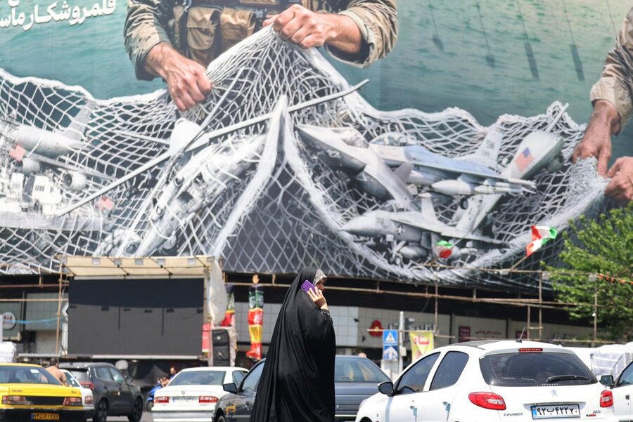 Les États-Unis proposent de former une nouvelle alliance pour faciliter le transport à travers Ormuz. Sur la photo, un panneau avec l'inscription "La mer d'Ormuz est toujours fermée" sur la place de la Révolution à Téhéran, en Iran. Photo: AFP