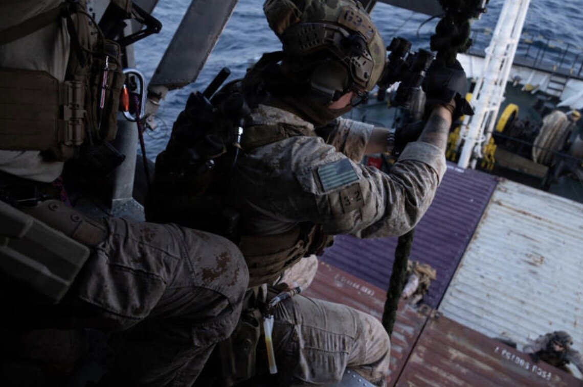Lính thủy đánh bộ Mỹ lên tàu thương mại bị nghi tìm cách sang Iran, vi phạm lệnh cấm vận của Mỹ. Ảnh: Lực lượng Thủy quân lục chiến Mỹ - USMC