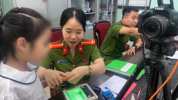 Công an phường Cầu Giấy đẩy mạnh cấp căn cước, định danh điện tử mức 2 cho học sinh. Ảnh: CAHN