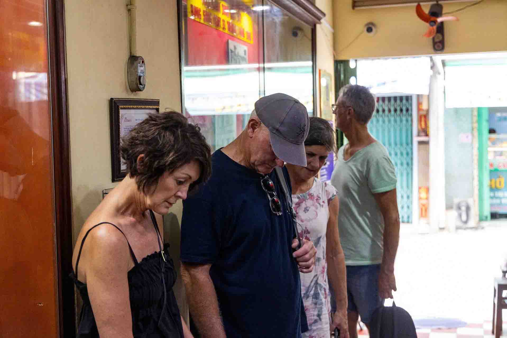 Lối xuống hầm được ngụy trang tinh vi như sàn nhà bình thường, khó bị phát hiện.