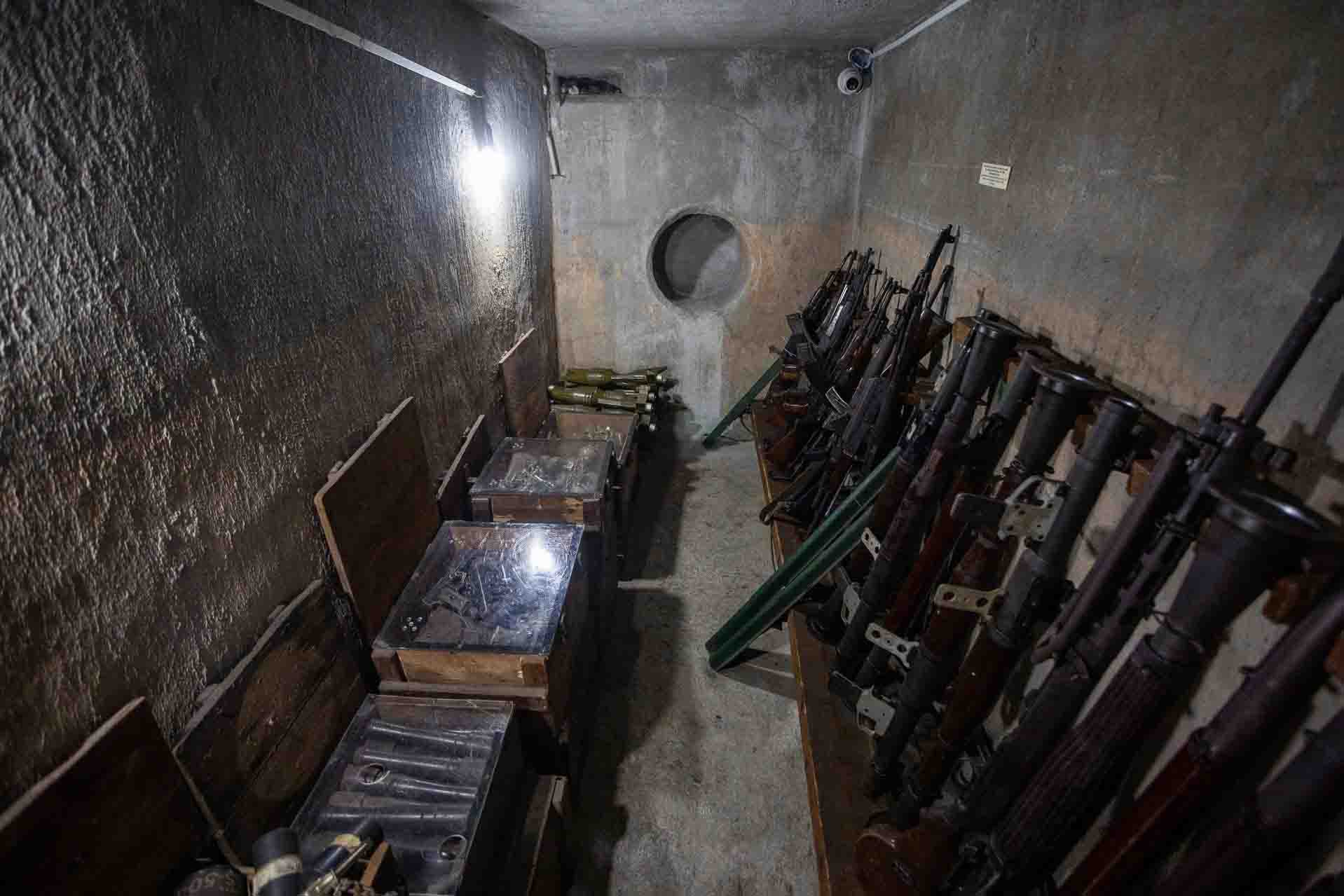 Không gian bên trong hầm dài hơn 8m, đủ sức chứa lượng lớn vũ khí.
