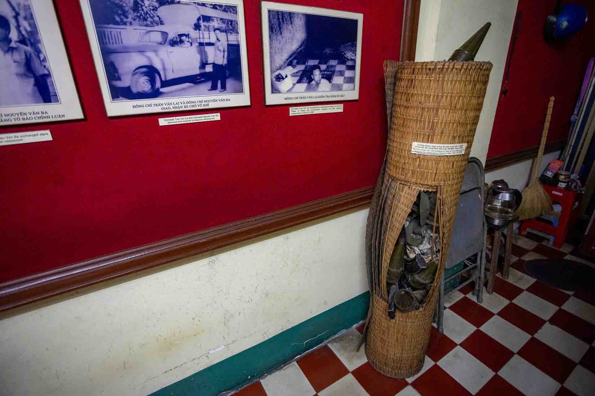 Sau khi căn hầm được hoàn thành, đơn vị “bảo đảm” vận chuyển vũ khí về đây bằng cách giấu vũ khí trong ván gỗ đục rỗng ruột, trong giỏ hoa, sọt trái cây…