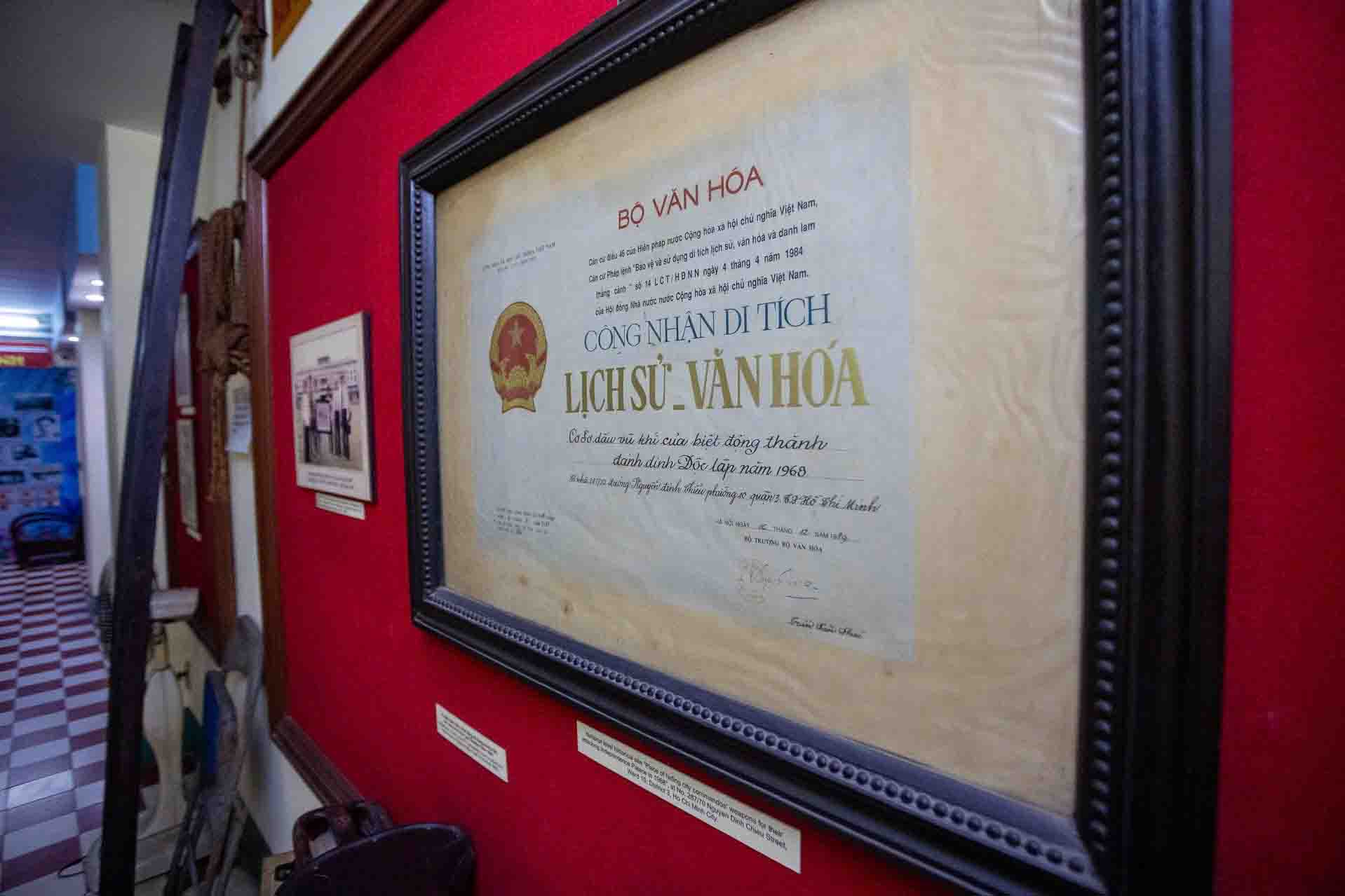 Di tích nằm ngay trung tâm thành phố, cách Dinh Độc Lập hơn 1 km.