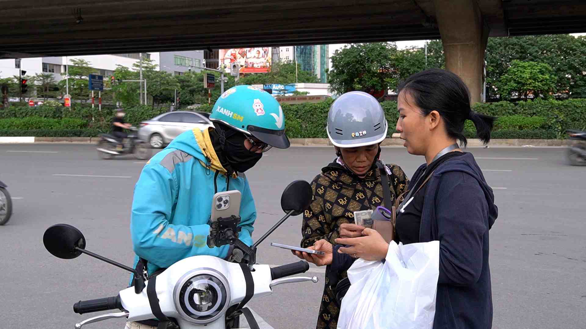 Putting aside plans to return to their hometown, technology drivers drive through holidays to earn extra income.