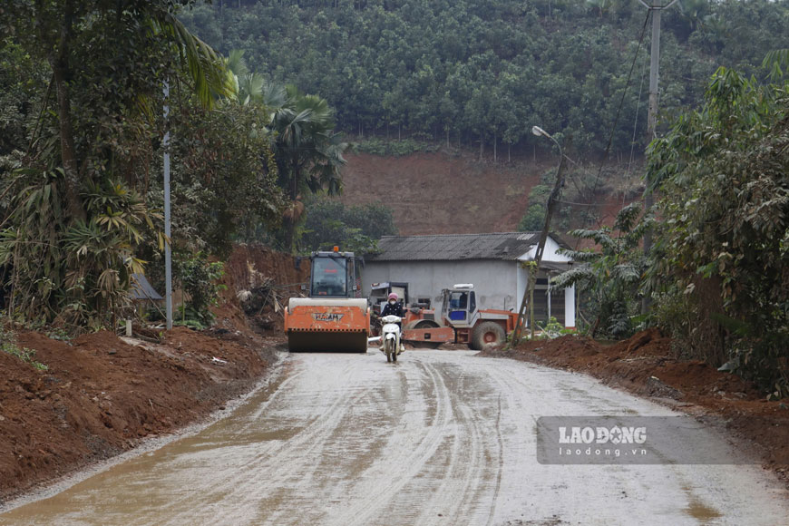 People donate over 300,000 m2 of land to construct the Quy Mong - Kien Thanh road (Lao Cai). Photo: Van Duc