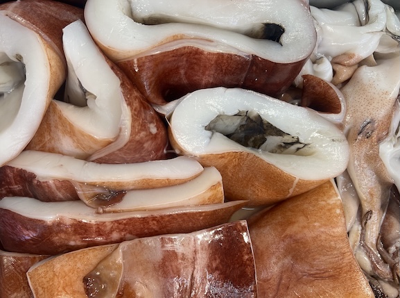 Las personas con enfermedad renal aún pueden comer calamar, pero deben prestar especial atención a algunos puntos. Foto: Kieu Vu