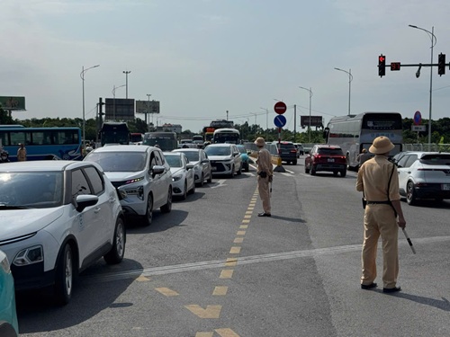 Ùn tắc kéo dài tại lối vào cao tốc Nội Bài - Lào Cai. Ảnh: Long Phi