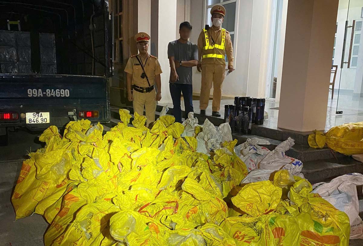 Lực lượng CSGT Công an tỉnh phát hiện xe tải chở 248 bình nghi chứa khí cười trên tỉnh lộ 338 Quảng Ninh. Ảnh: Công an Quảng Ninh