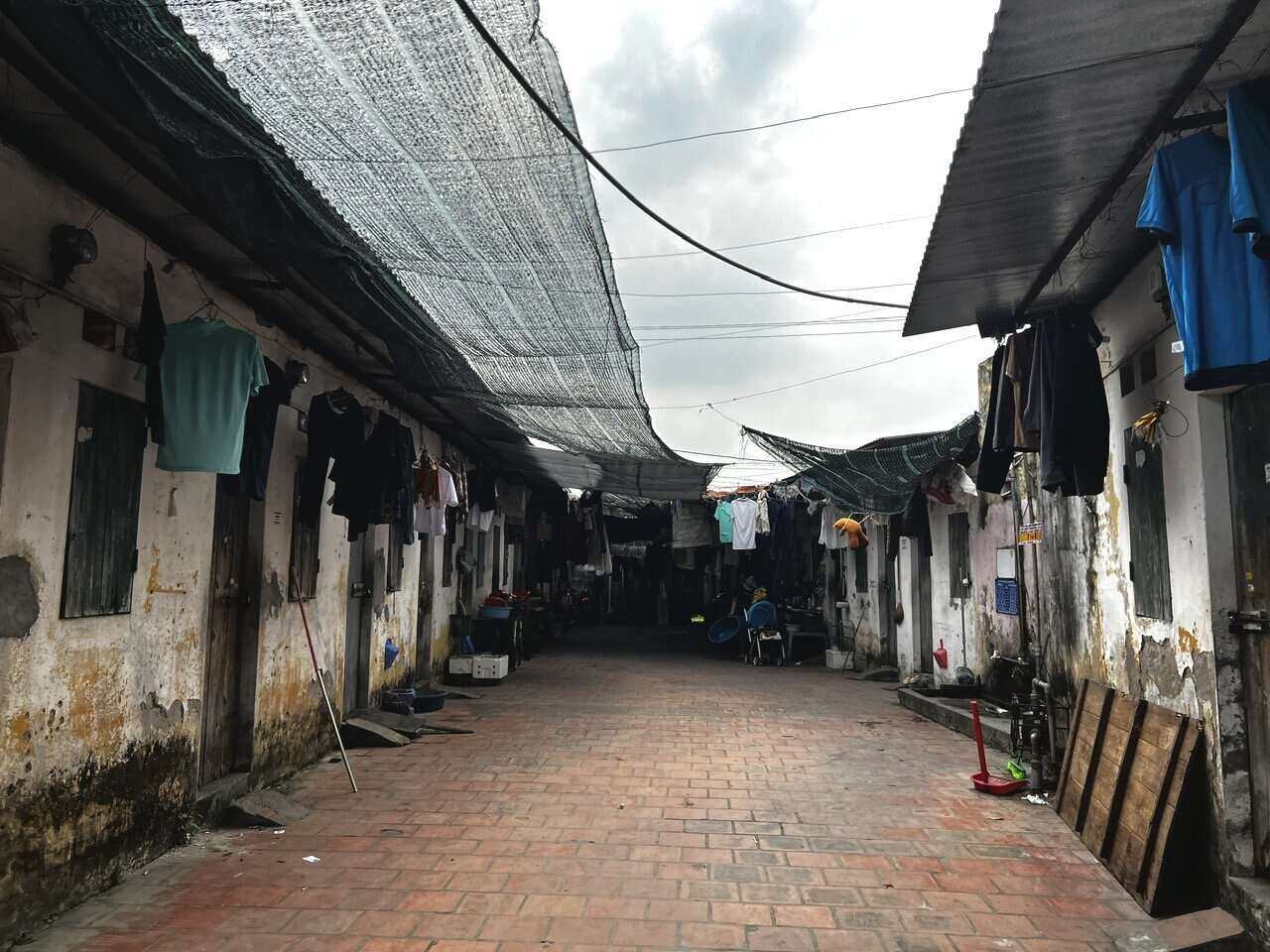 Xóm trọ công nhân ở gần Khu công nghiệp Thăng Long vắng vẻ. Ảnh: Minh Hương.