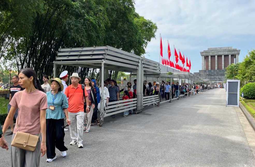 Dòng người nối dài vào thăm Lăng Bác dịp 30.4. Ảnh: Lan Hương
