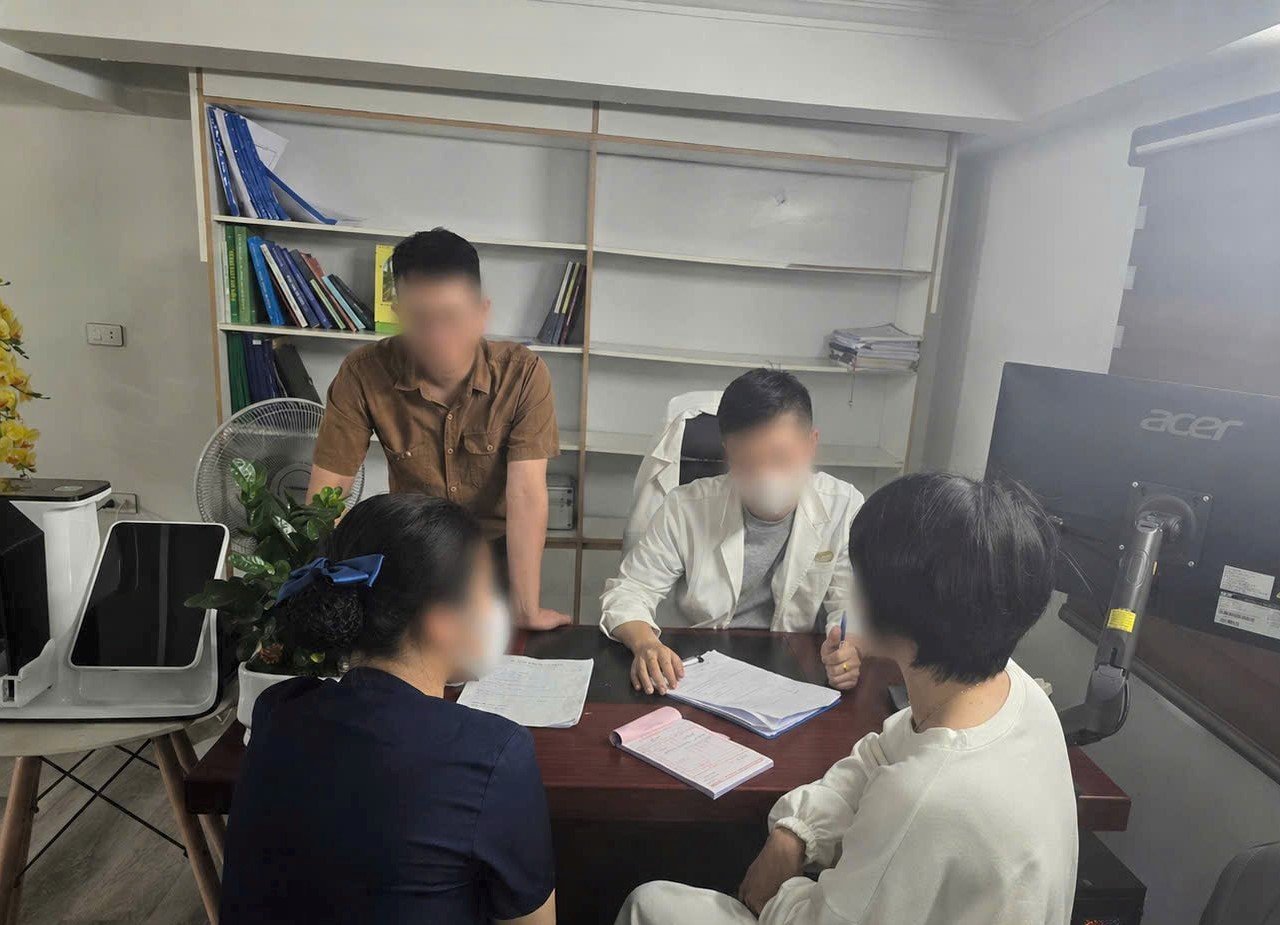 Đoàn kiểm tra liên ngành phường Vinh Phú kiểm tra, xử lý Hộ kinh doanh HT tại số 112B đường Tuệ Tĩnh. Ảnh: Ngọc Anh